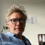 Chi è Kevin Macdonald: biografia e carriera del regista di The Mauritanian