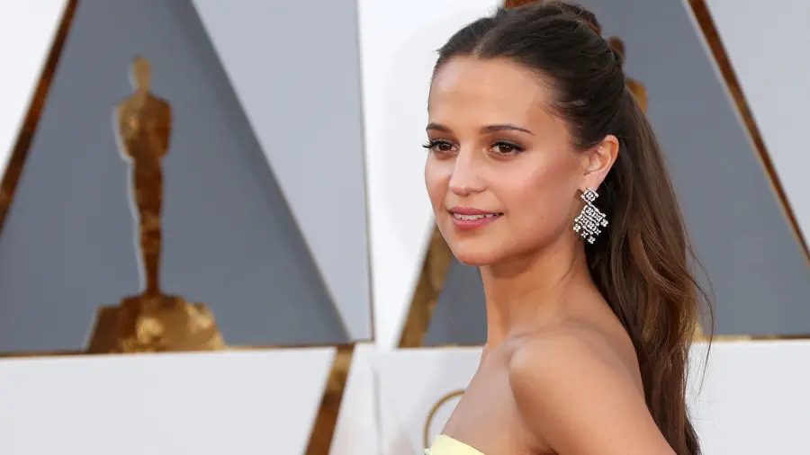 Chi è Alicia Vikander: biografia, carriera e filmografia dell'attrice Premio Oscar 2016