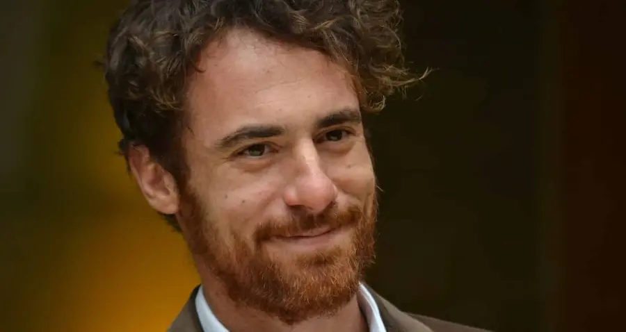 Chi è Elio Germano: biografia, carriera e filmografia dell'attore David di Donatello per Volevo Nascondermi