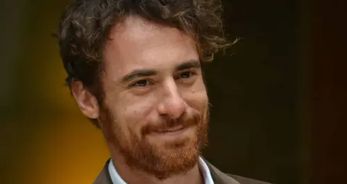 Chi è Elio Germano: biografia, carriera e filmografia dell'attore David di Donatello per Volevo Nascondermi