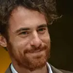 Chi è Elio Germano: biografia, carriera e filmografia dell'attore David di Donatello per Volevo Nascondermi