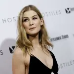 Rosamund Pike: biografia, carriera e filmografia dell'attrice di Gone Girl e I Care a Lot