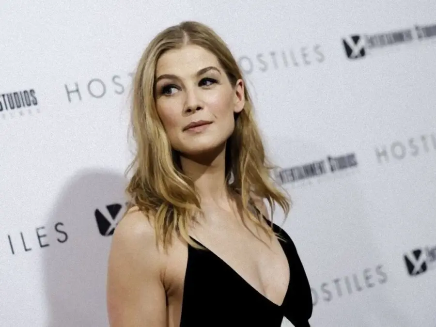 Rosamund Pike: biografia, carriera e filmografia dell'attrice di Gone Girl e I Care a Lot