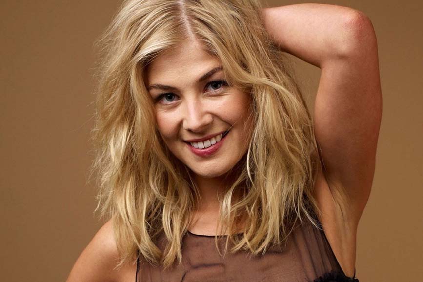 Chi è Rosamund Pike, la protagonista di I Care a Lot