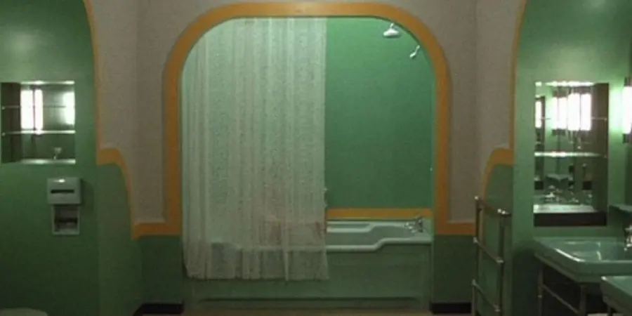 Overlook Hotel: rivelata l'identità della donna fantasma nella camera 237 in Shining!
