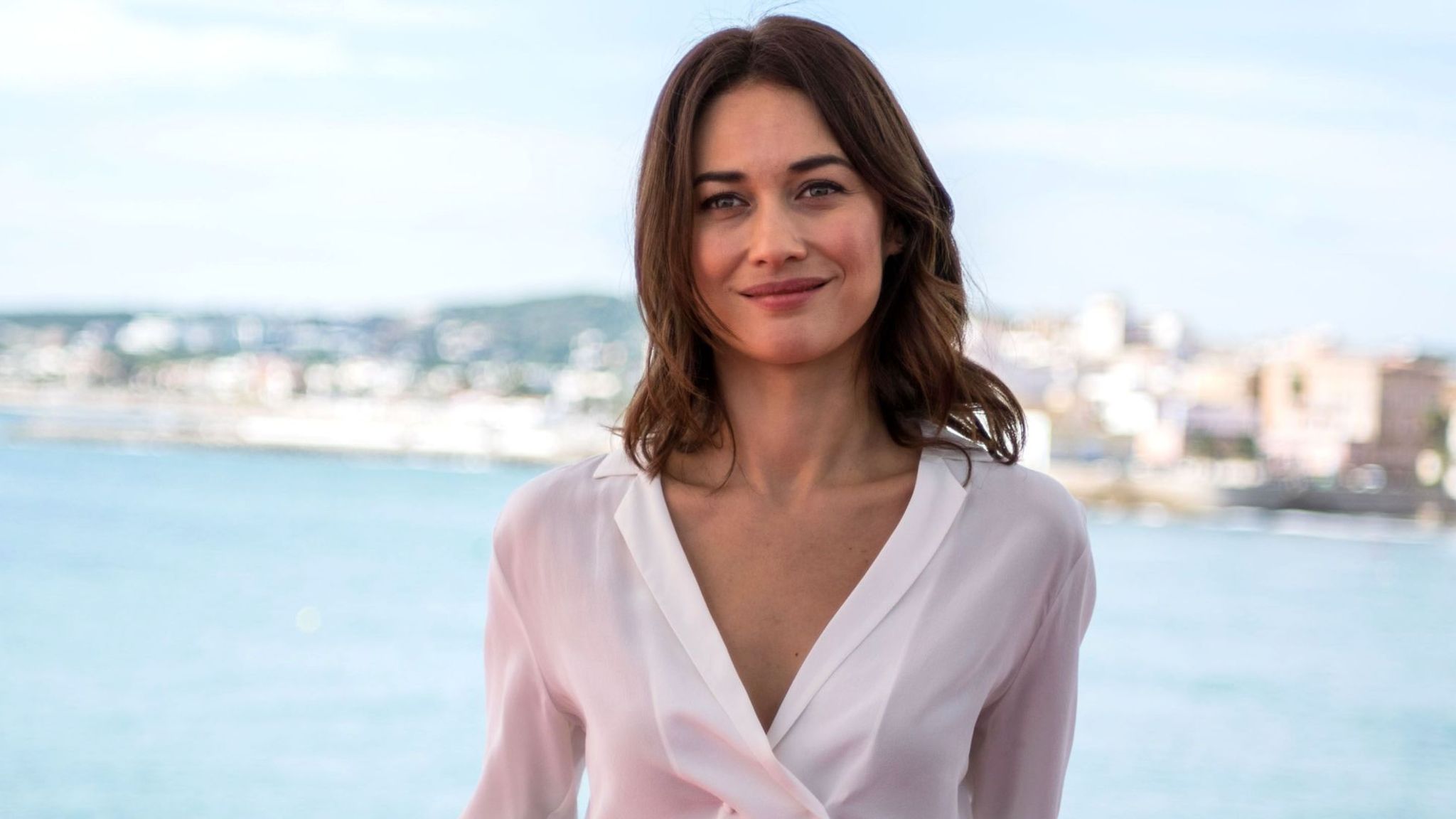 Coronavirus, la Bond girl Olga Kurylenko è positiva: l'annuncio su Instagram