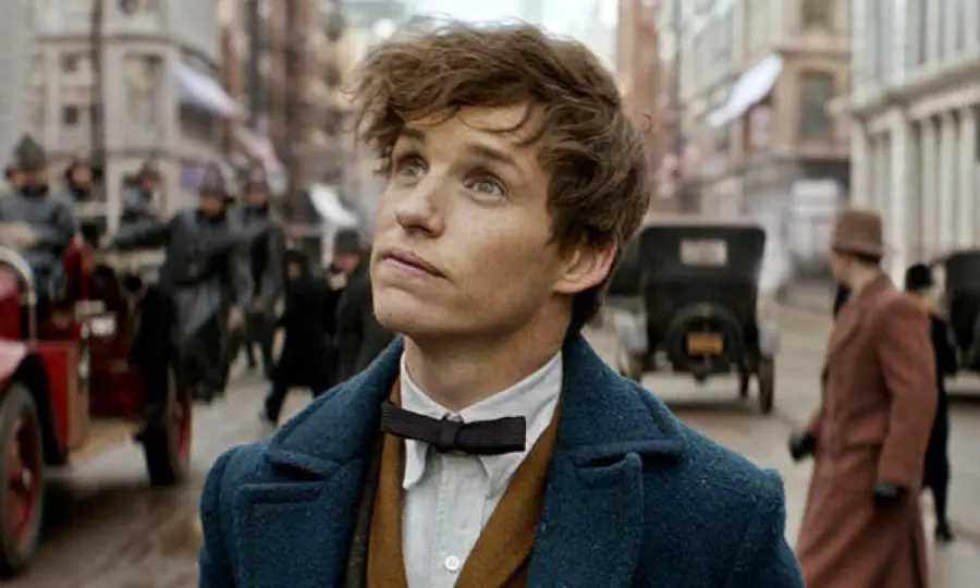 Eddie Redmayne: chi è l'attore che interpreta Newt Scamander in Animali fantastici e dove trovarli.