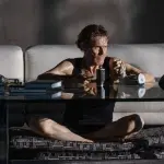 Online il primo trailer del nuovo film con Willem Dafoe: Inside