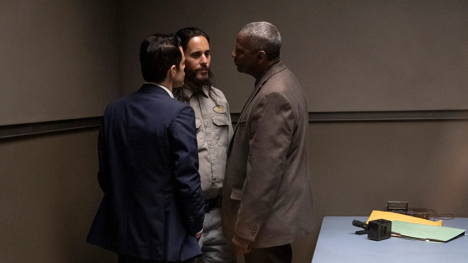 Recensione − Fino all’ultimo indizio: thriller della Warner con Denzel Washington, Rami Malek e Jared Leto