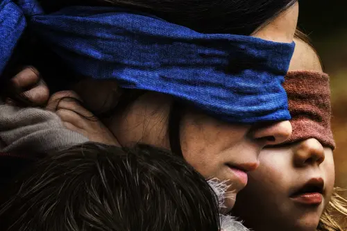 Recensione − Bird Box: un film Netflix apocalittico con Sandra Bullock