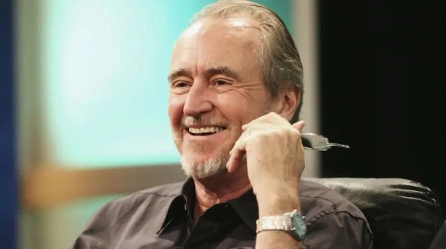 Scream: a 25 anni dall'uscita del film, cast e troupe ricordano il compianto regista Wes Craven