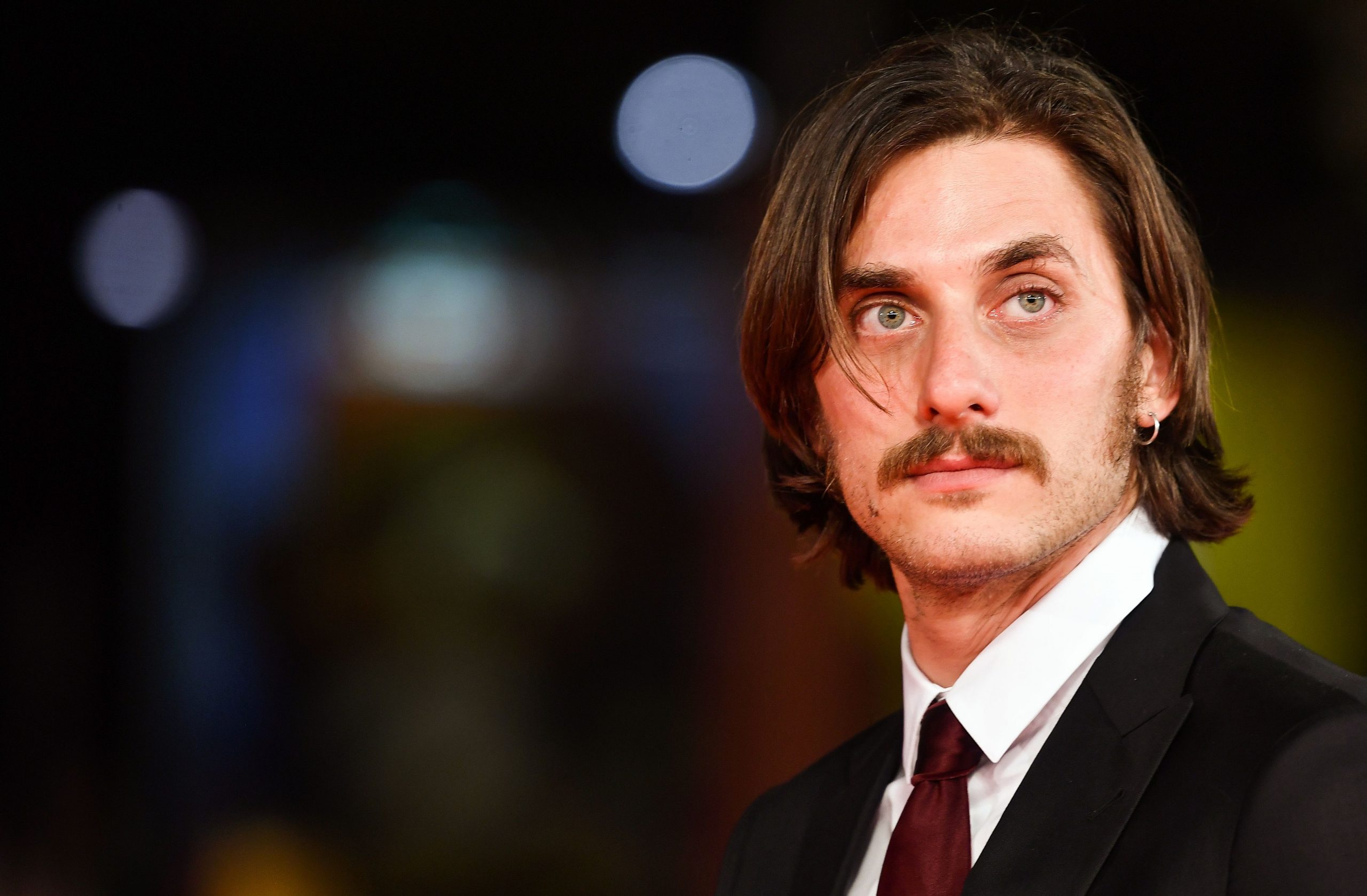 Chi è Luca Marinelli: biografia, carriera e filmografia dell'attore di Fabrizio De Andrè  - Principe libero