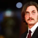 Chi è Luca Marinelli: biografia, carriera e filmografia dell'attore di Fabrizio De Andrè  - Principe libero