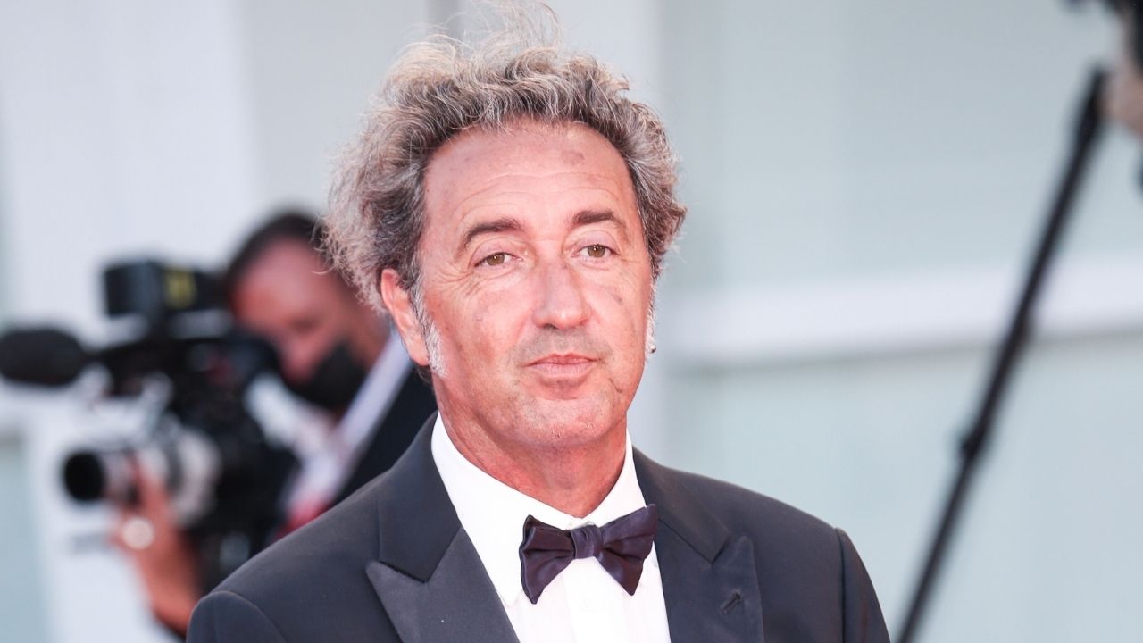 Paolo Sorrentino in lacrime sul palco di Venezia 78: i suoi ringraziamenti e le scene non presenti in E' stata la mano di Dio