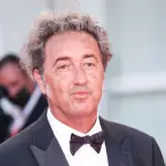 Paolo Sorrentino in lacrime sul palco di Venezia 78: i suoi ringraziamenti e le scene non presenti in E' stata la mano di Dio