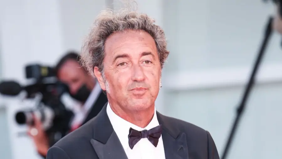 Paolo Sorrentino in lacrime sul palco di Venezia 78: i suoi ringraziamenti e le scene non presenti in E' stata la mano di Dio