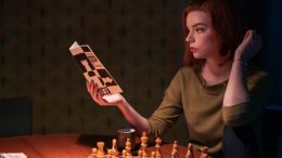 La regina degli scacchi: quanto c'è di vero nella miniserie? Tutte le analogie e le inesattezze con la realtà, errori e analogie